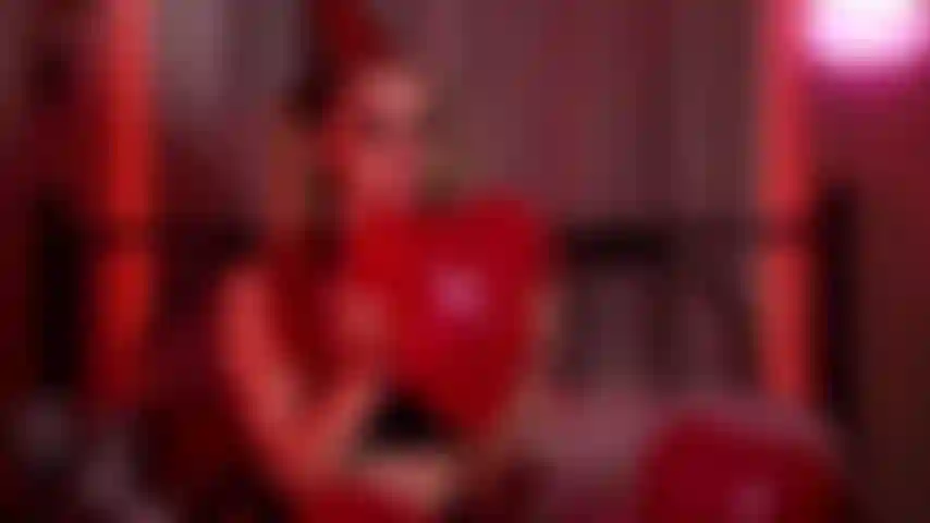 Cherry le clown fait éclater des ballons avec ses fesses !