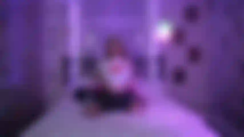 Strip tease joi avec encouragement au sperme/compte à rebours ! ( Avec la jambe légèrement ouverte).