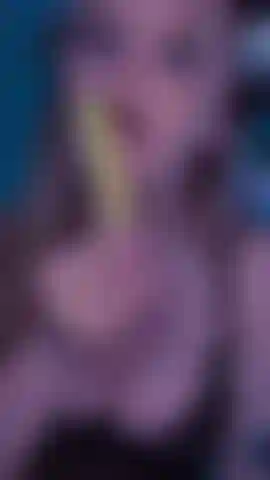 Regarde-moi sucer et lécher une glace dans les oreilles de chat !