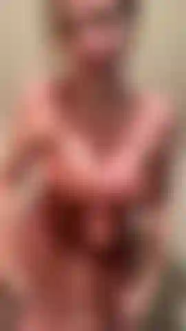 Strip-tease brûlée par le soleil.