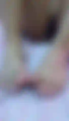 Bite masturbation avec pieds.