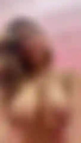 Aux seins rebondissants.