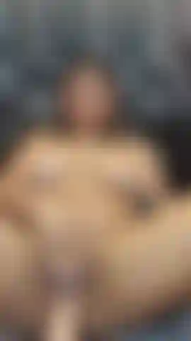 Chatte poilue, masturbation et pénétration avec machine.