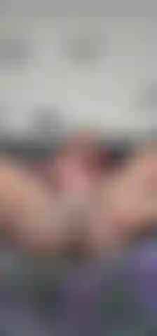 Je lèche la chatte et je gémis avec un jouet.