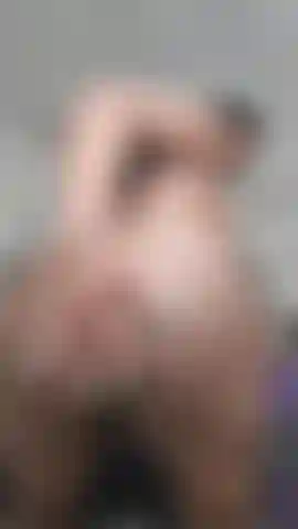 Chevauchant un torse qui parle sale.