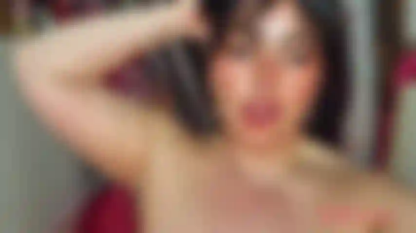 Une grosse femme poilue et en sueur est mal à l'aise (réelle).