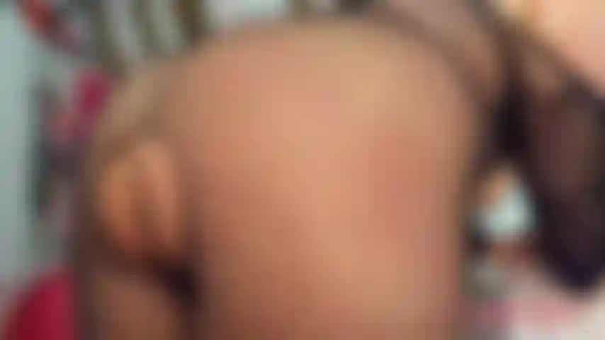 Je porte un body résille et j'adore le cul.