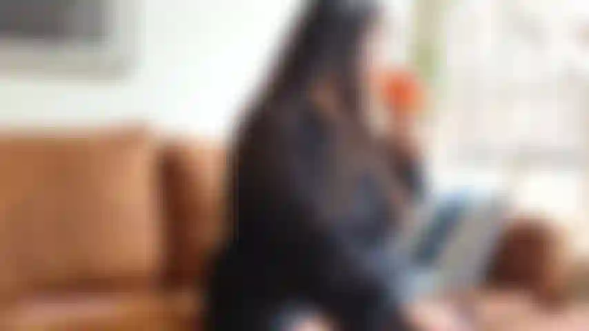 Fumant et caressant ma chatte poilue par une fenêtre ouverte.