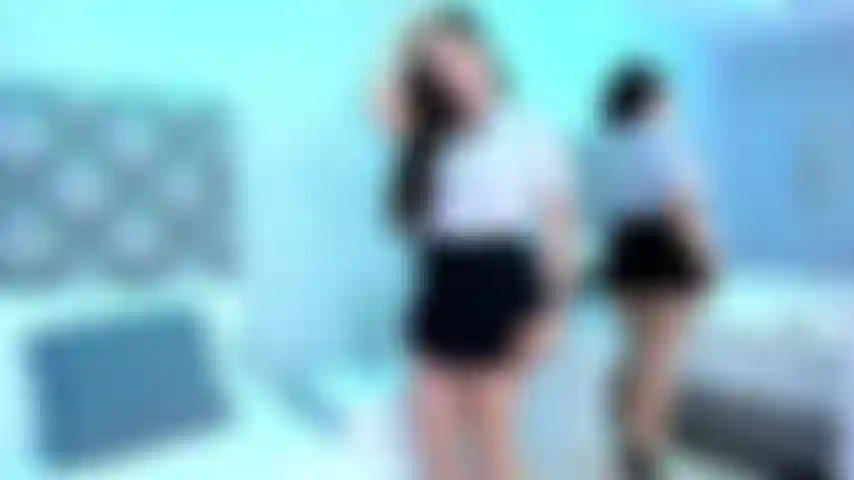 Une femme sexy séduit son patron et lui fait une bonne pipe, elle est tellement chaude.