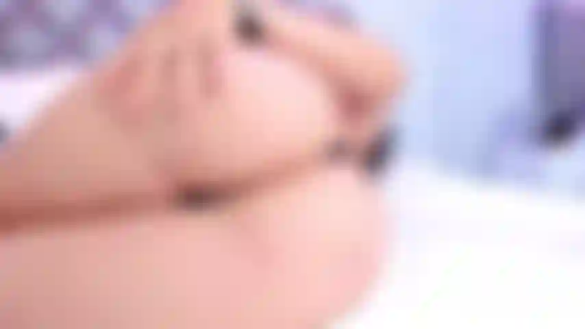 Une fille excitée joue avec son gros cul, elle l'a tellement mouillé pour s'être fait baiser.