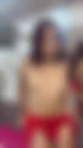Une colombienne excitée se doigte sa chatte serrée.