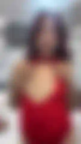 Jeune fille avec de la lingerie rouge sexy.