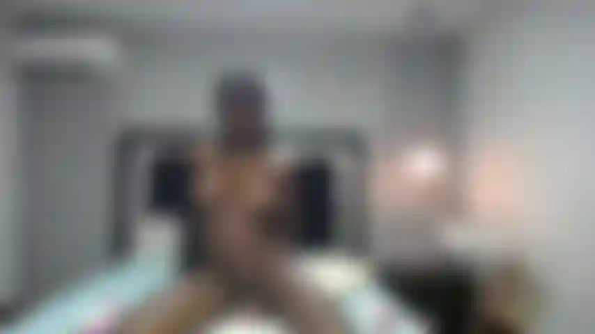 Je chevauche mon gode et je fais rebondir mes seins.