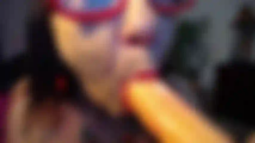 Je suis une bonne petite suceuse de bite.