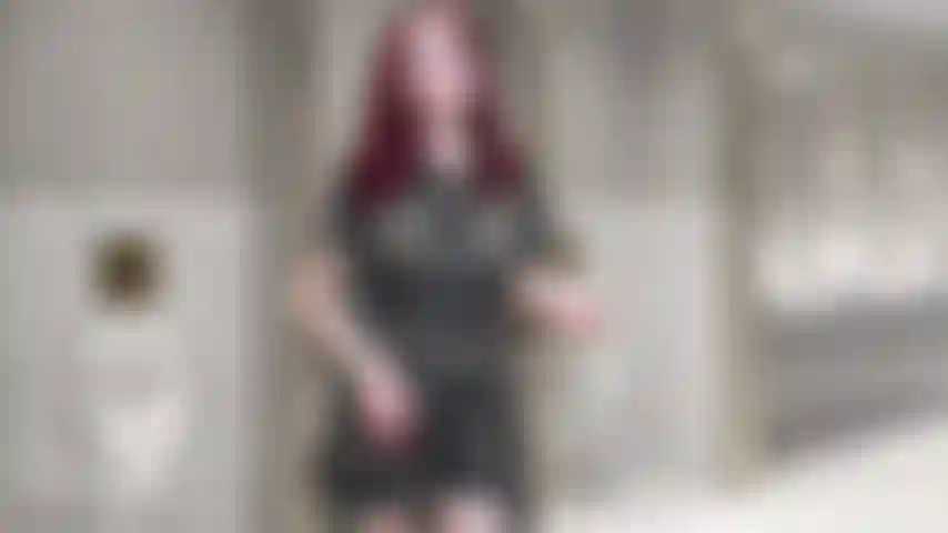 Bla@ckmailed dans les toilettes.