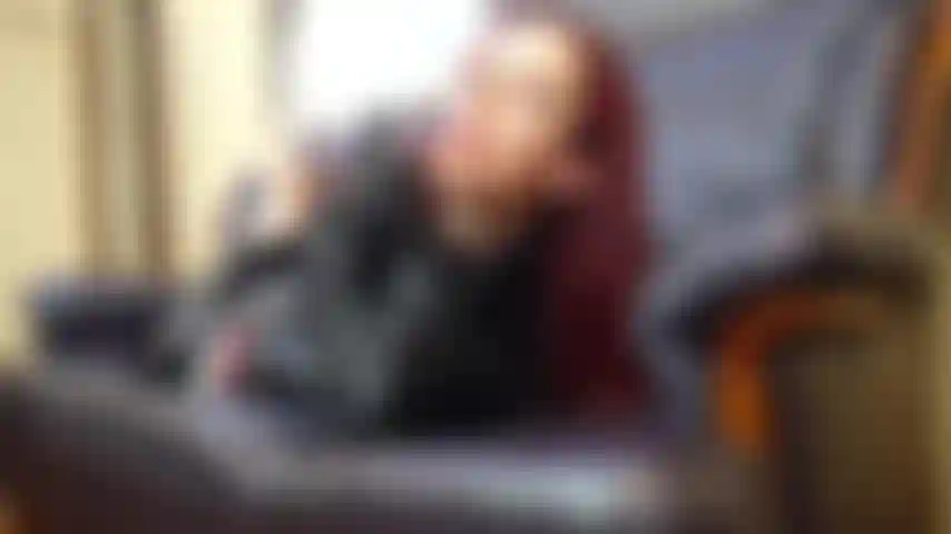 Cuir, fumée et pieds.