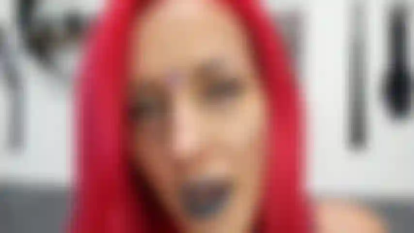 Accrochée à ma broche.