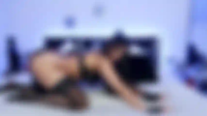 Une femme chat coquine joue avec un plug anal.