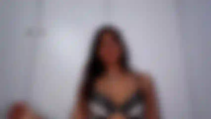 Pussy joue avec un plug anal.