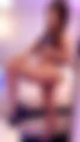 Nue dans le miroir (taquinerie).