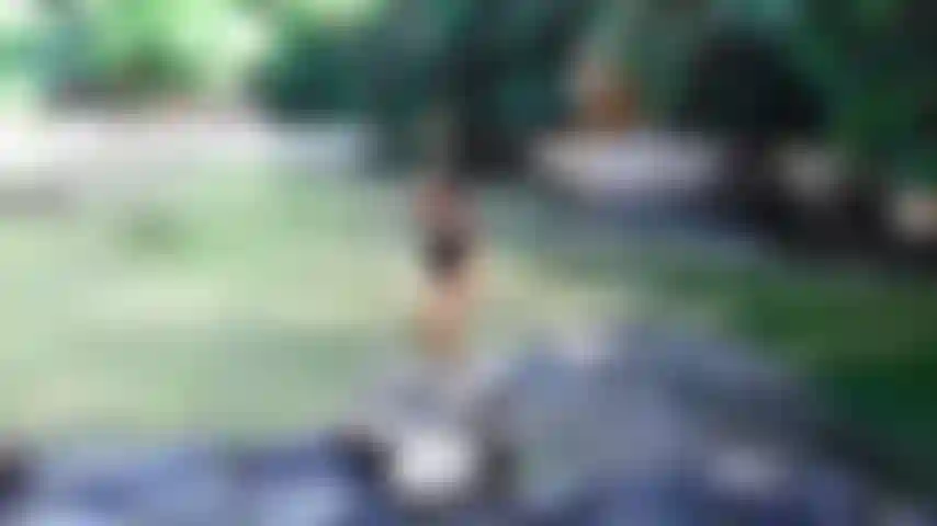 Taquineries nues en public dans la rivière.