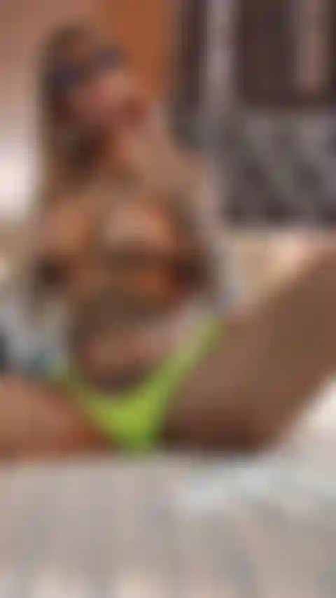 J'ai fait disparaître ma sucette dans ma chatte.