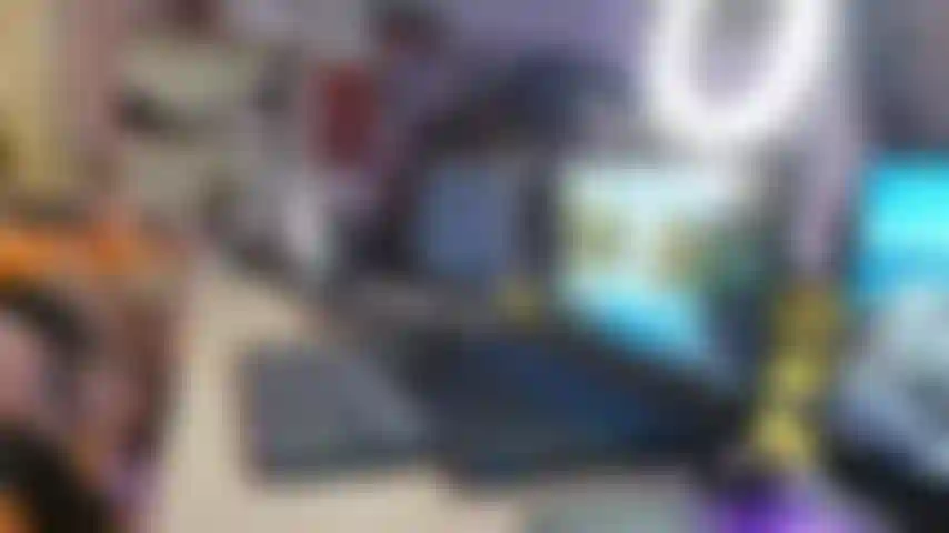 Une secrétaire adolescente frappe un énorme gode noir de cheval dans son cul huileux.