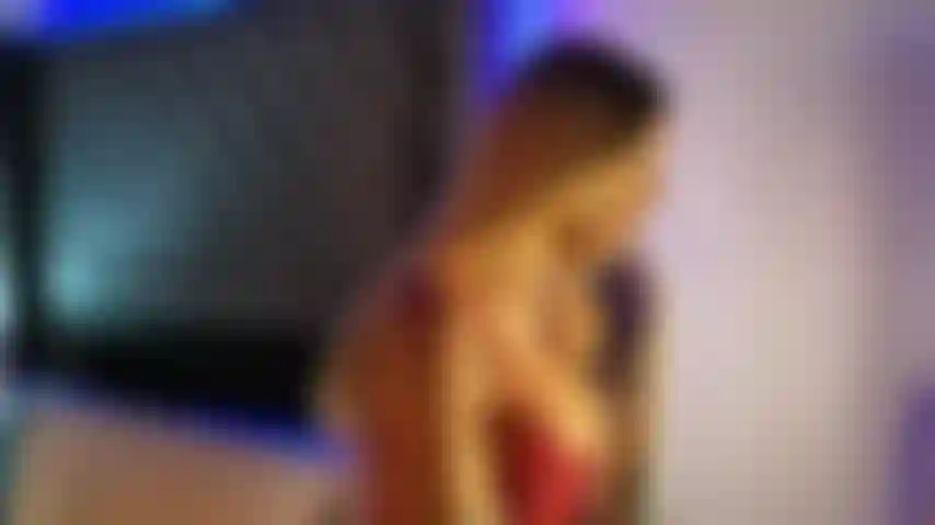 Modèle webcam suce une grosse bite de cheval lors de la pénétration anale d'une grosse bite de chien.