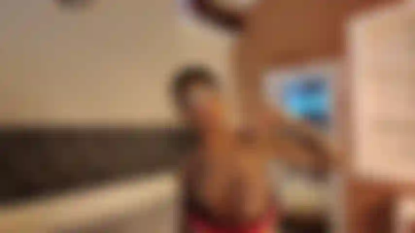 L'or bonus montre du sperme massif sur le visage.