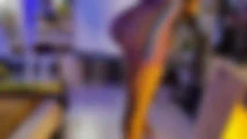 Ma copine passait l'aspirateur et s'est retrouvée avec une grosse bite de cheval dans le cul.