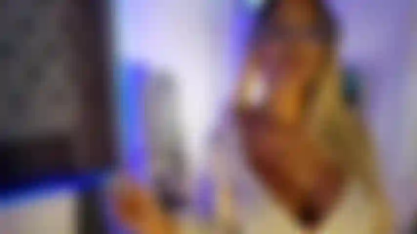 Une prof de russe utilise une énorme bite de cheval pour une leçon 5 étoiles.