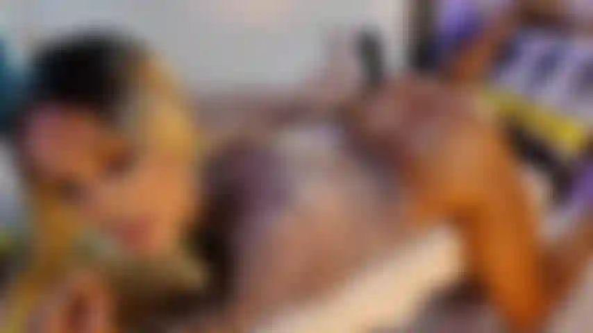 Ma demi-sœur adore se prendre un gode profond dans le cul. Salope.