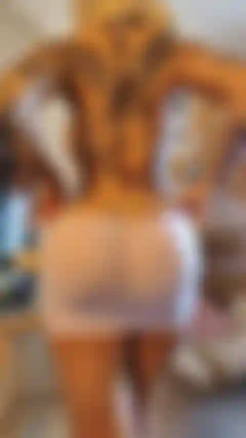 J'essaye ma nouvelle robe transparente.