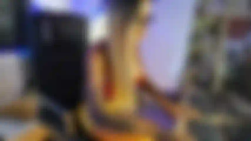 Ma jeune secrétaire baise sa chatte crémeuse au bureau pour une prime d'excellence.