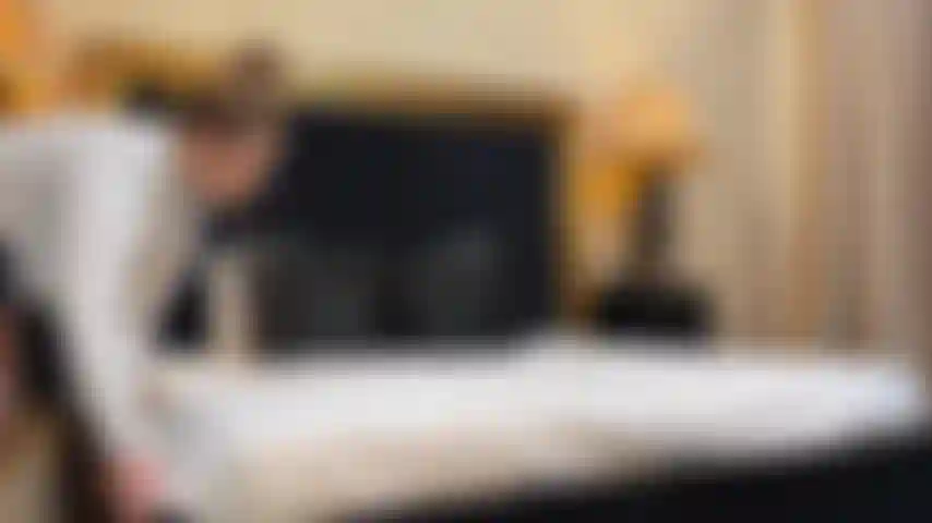 Spycam horny cleo surprise en train de se masturber.