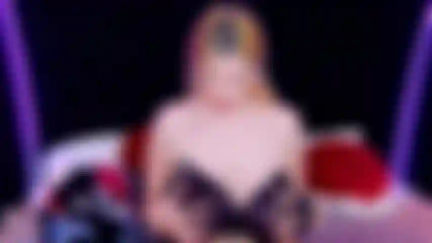 Une collection de soutiens-gorge et une branlette espagnole.