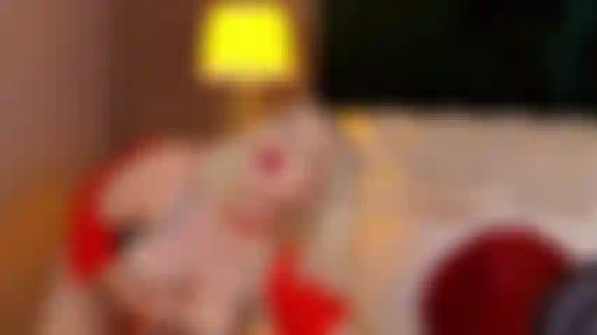 Ta distraction blonde.