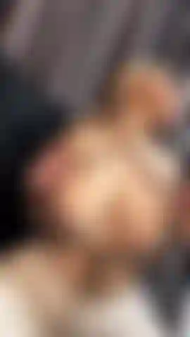 Des seins rebondissants avec des crachats.