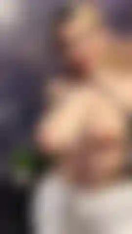 Massage aux seins énormes.