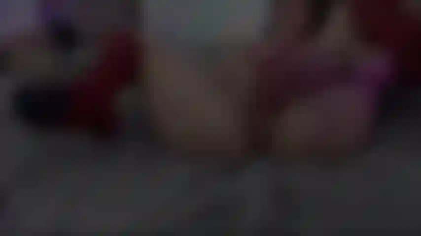 Introduire mon gode dans ma chatte est si humide.