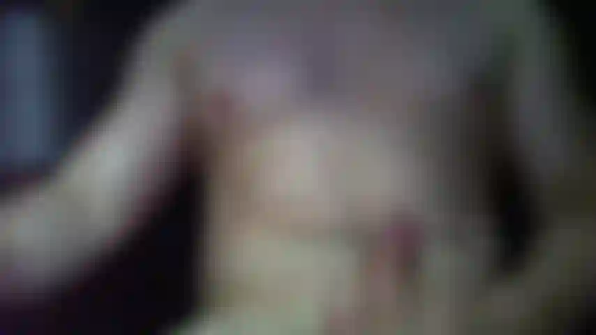 Du sperme sur la poitrine.