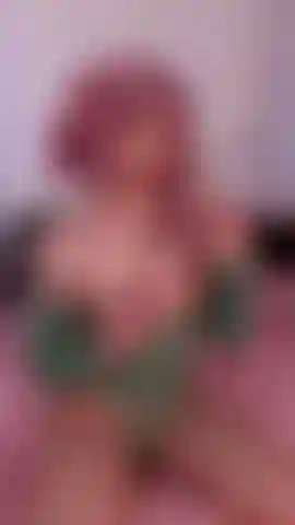 Un gode elfgirl qui baise avec une giclée.