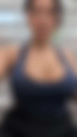 Je joue avec mes seins rapidement et sournoisement et je rebondis.