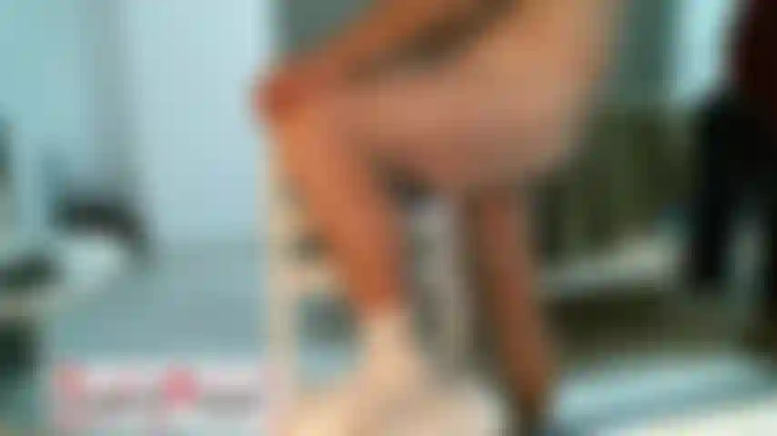 Coach karl montre sa cuisse gauche [1356].