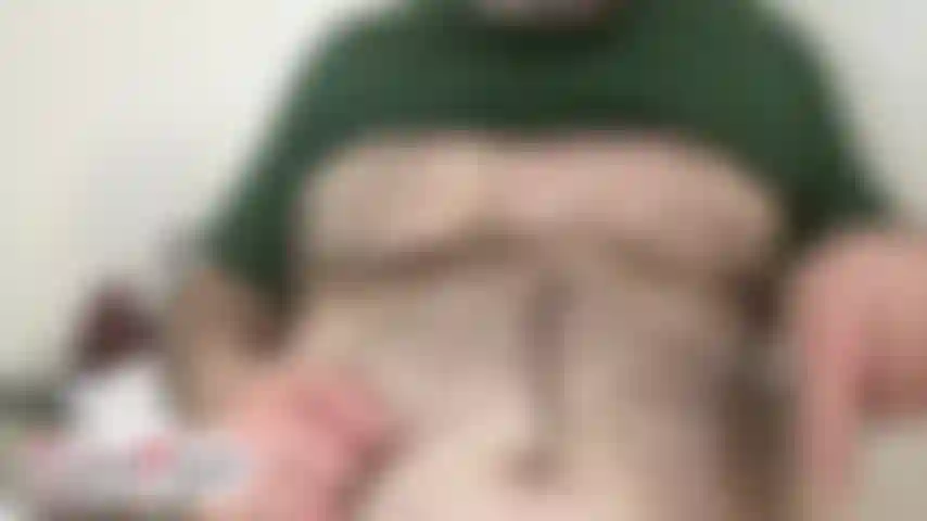 Les pectoraux poilus de l'entraîneur karl pincent le ventre et la piste du trésor [1384].