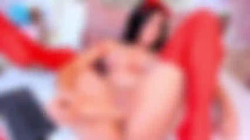 Mes bas rouges drapés sur tes épaules pendant que tu baises ma chatte.