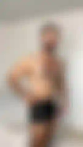 Un peu de moi... Ton vilain homme musclé et poilu avec un short en cuir pour toi !