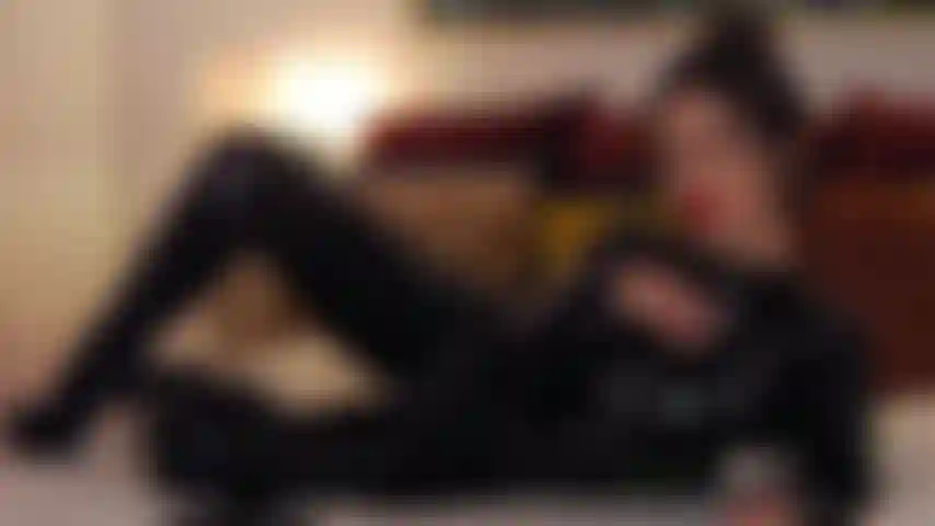 Fumeuse, tenue en latex pour bons garçons ;).