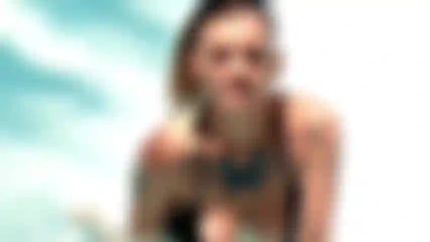 Piscine publique exhibitionniste temps de jeu sous l'eau de la chatte!