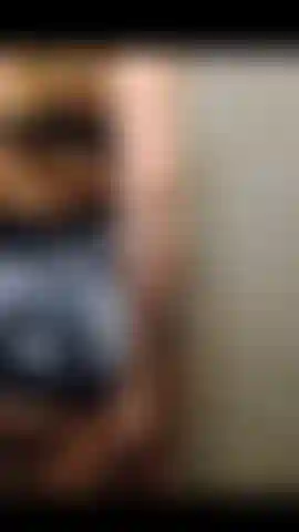 Je me masturbe sous la douche de la salle de sport jusqu'à ce que je jouisse.